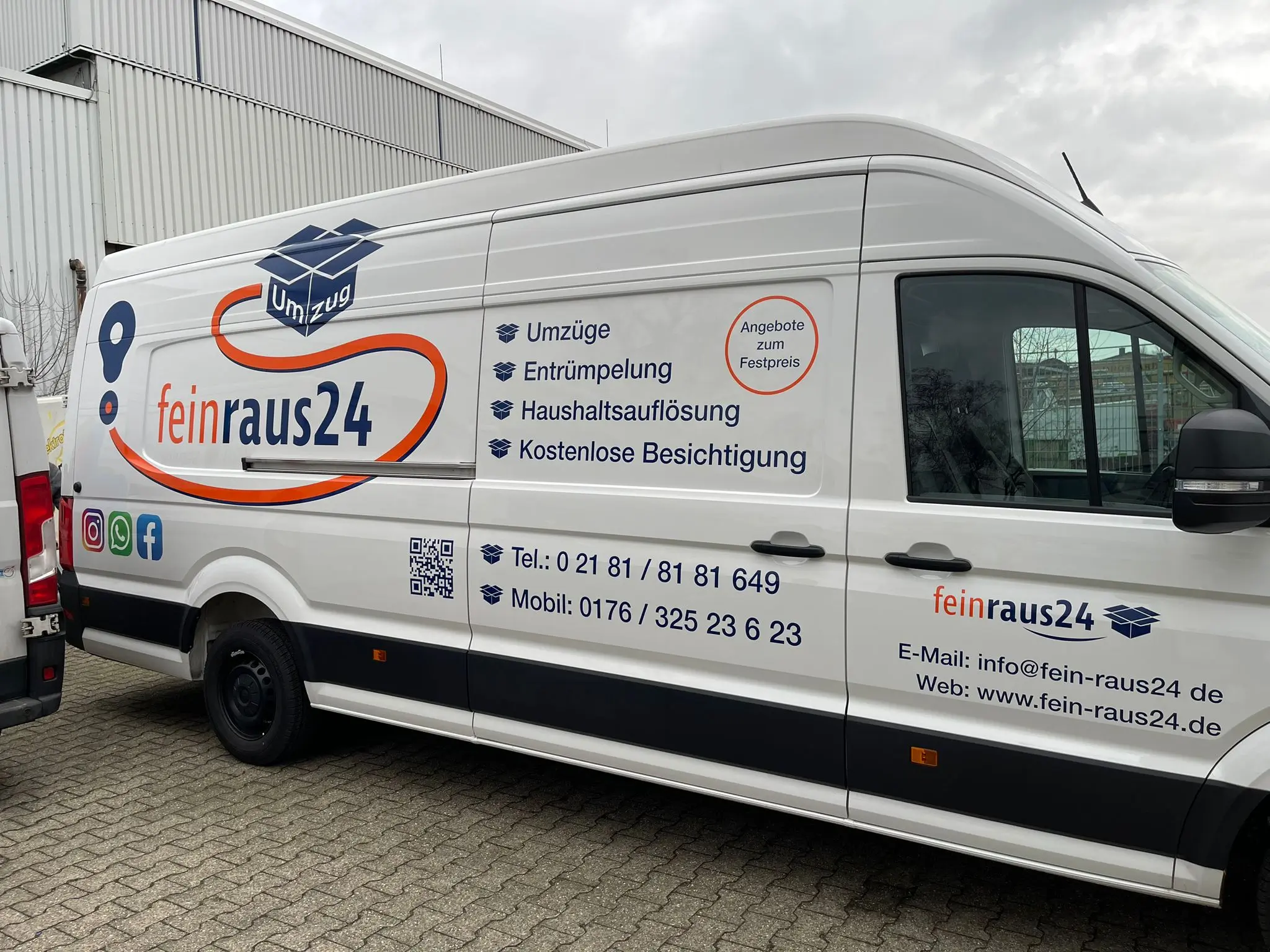 Beladener feinraus24-Transporter bei einem Umzug in Grevenbroich