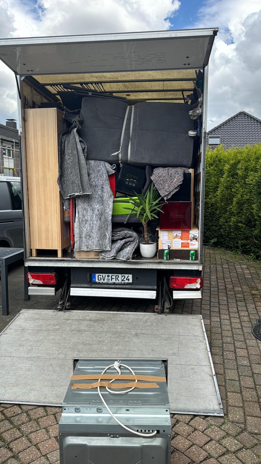Beschrifteter Transporter von feinraus24 für Umzüge und Entrümpelungen in Grevenbroich