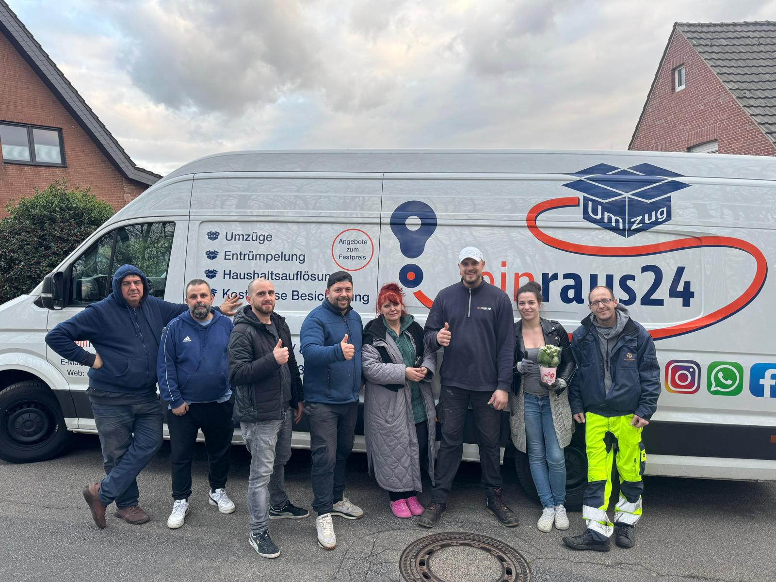 Das Team von feinraus24 vor dem Firmentransporter nach einem Umzug in Grevenbroich